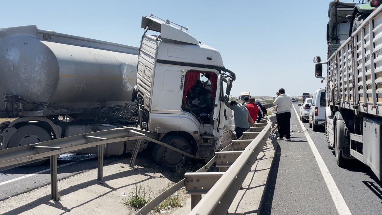 Kara yolunda korkutan kaza! Tır ile otomobil çarpıştı: 4 kişi yaralandı 4