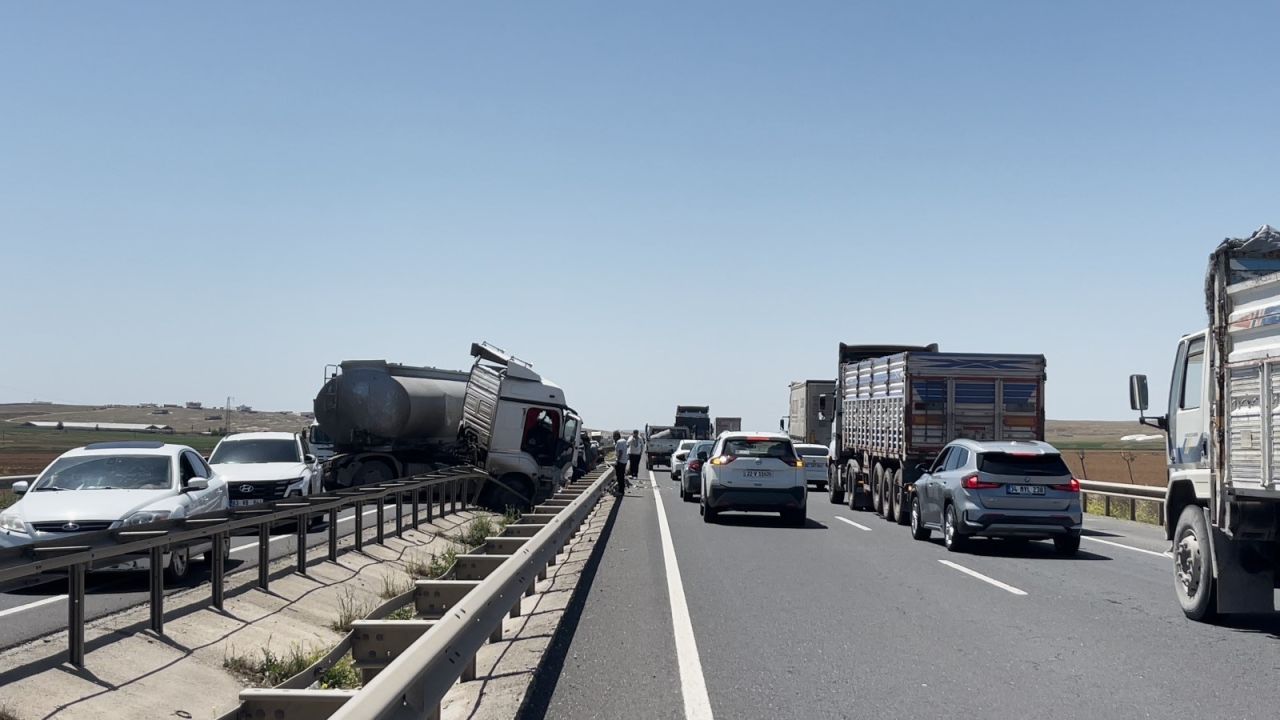 Kara yolunda korkutan kaza! Tır ile otomobil çarpıştı: 4 kişi yaralandı 5