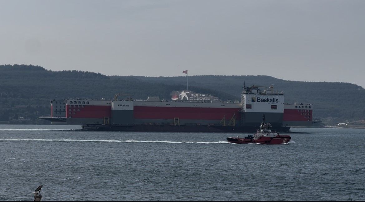 Dev yüzer havuz ‘Boka Vanguard’ Çanakkale Boğazı’nı geçti 3