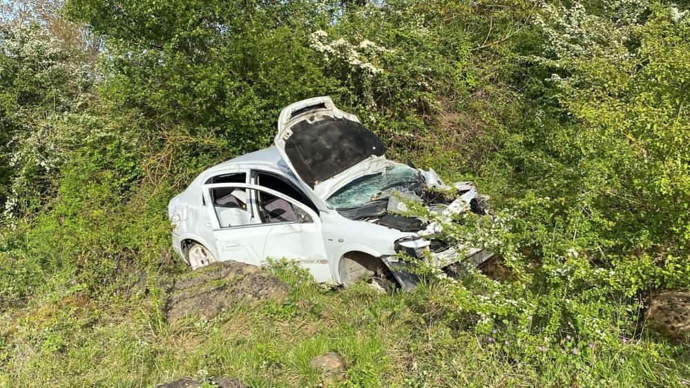 İzmit’te korkunç kaza: Otomobil 120 metre sürüklendi, şarampole uçtu! 1