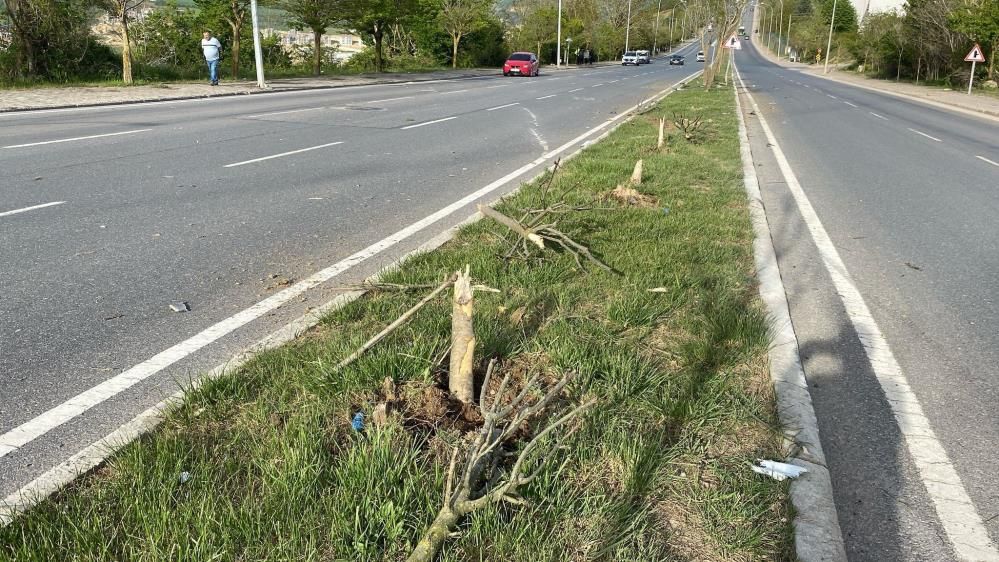 İzmit’te korkunç kaza: Otomobil 120 metre sürüklendi, şarampole uçtu! 4