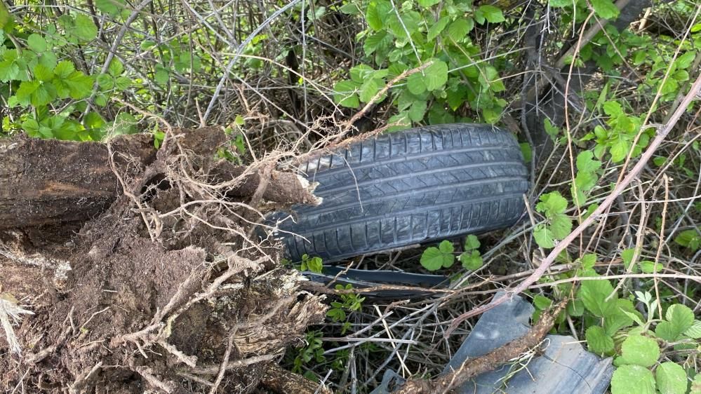 İzmit’te korkunç kaza: Otomobil 120 metre sürüklendi, şarampole uçtu! 3