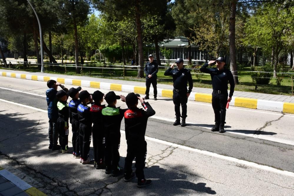 Diyarbakır’da çocuklardan polise anlamlı ziyaret: Ali Gaffar Okkan PMYO’da unutulmaz gezi 3