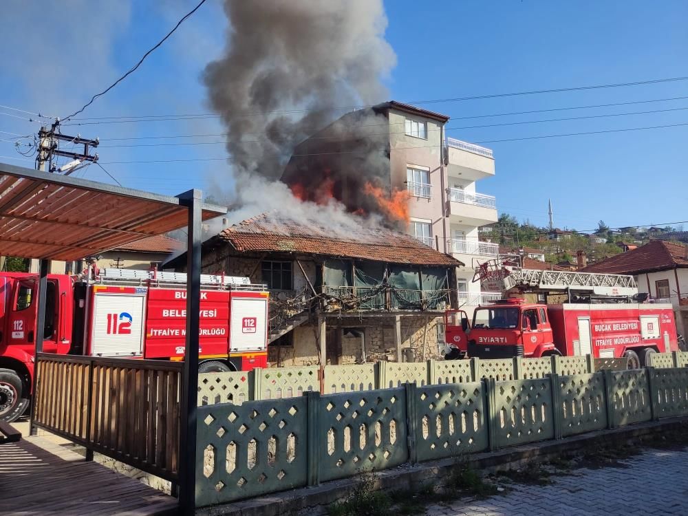 Bucak’ta korkutan yangın: 80 yaşındaki Meryem Şan dumandan etkilendi 1
