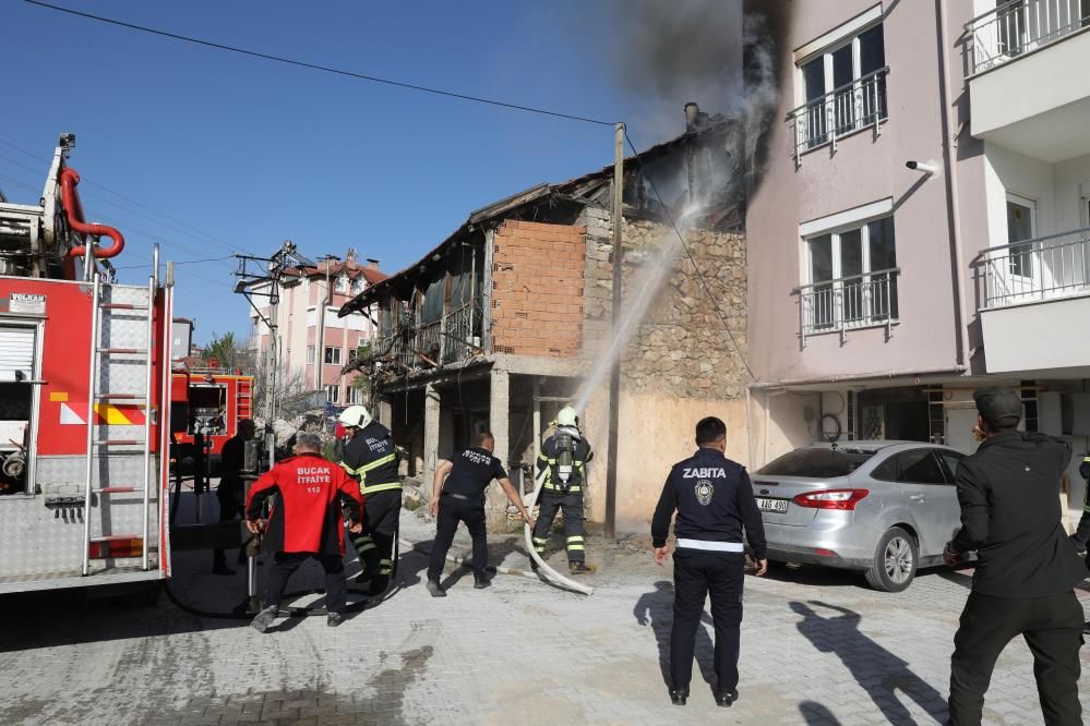 Bucak’ta korkutan yangın: 80 yaşındaki Meryem Şan dumandan etkilendi 4