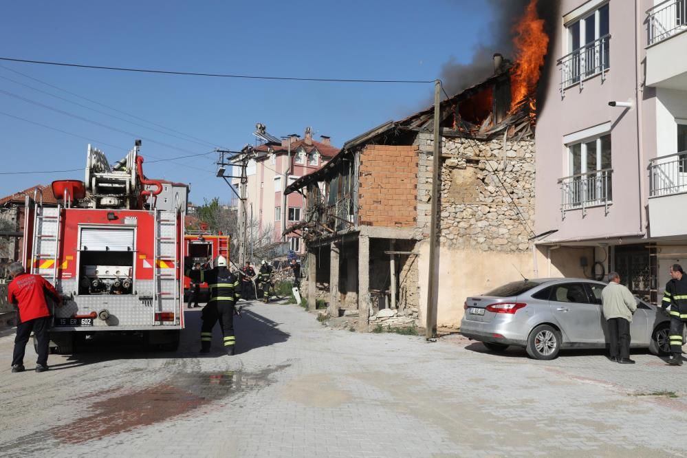 Bucak’ta korkutan yangın: 80 yaşındaki Meryem Şan dumandan etkilendi 3