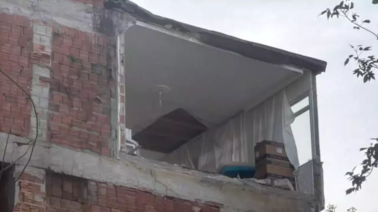 Avcılar'da şok eden manzara: Yıkılan bina yanındaki dairenin iki odası duvarsız çıktı! 2