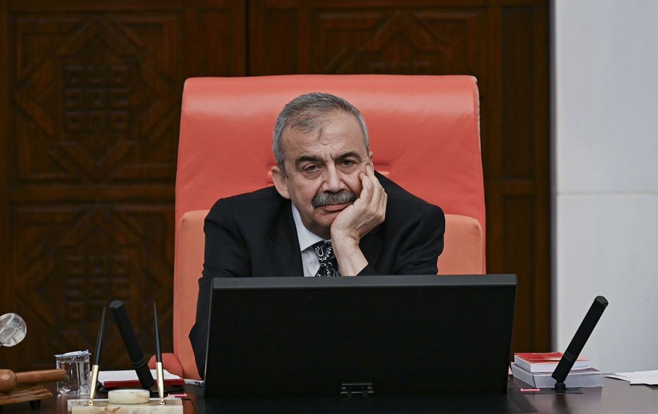 Sırrı Süreyya Önder’e hastane çevresinden pankartlı destek: Diren ha baboş! 4