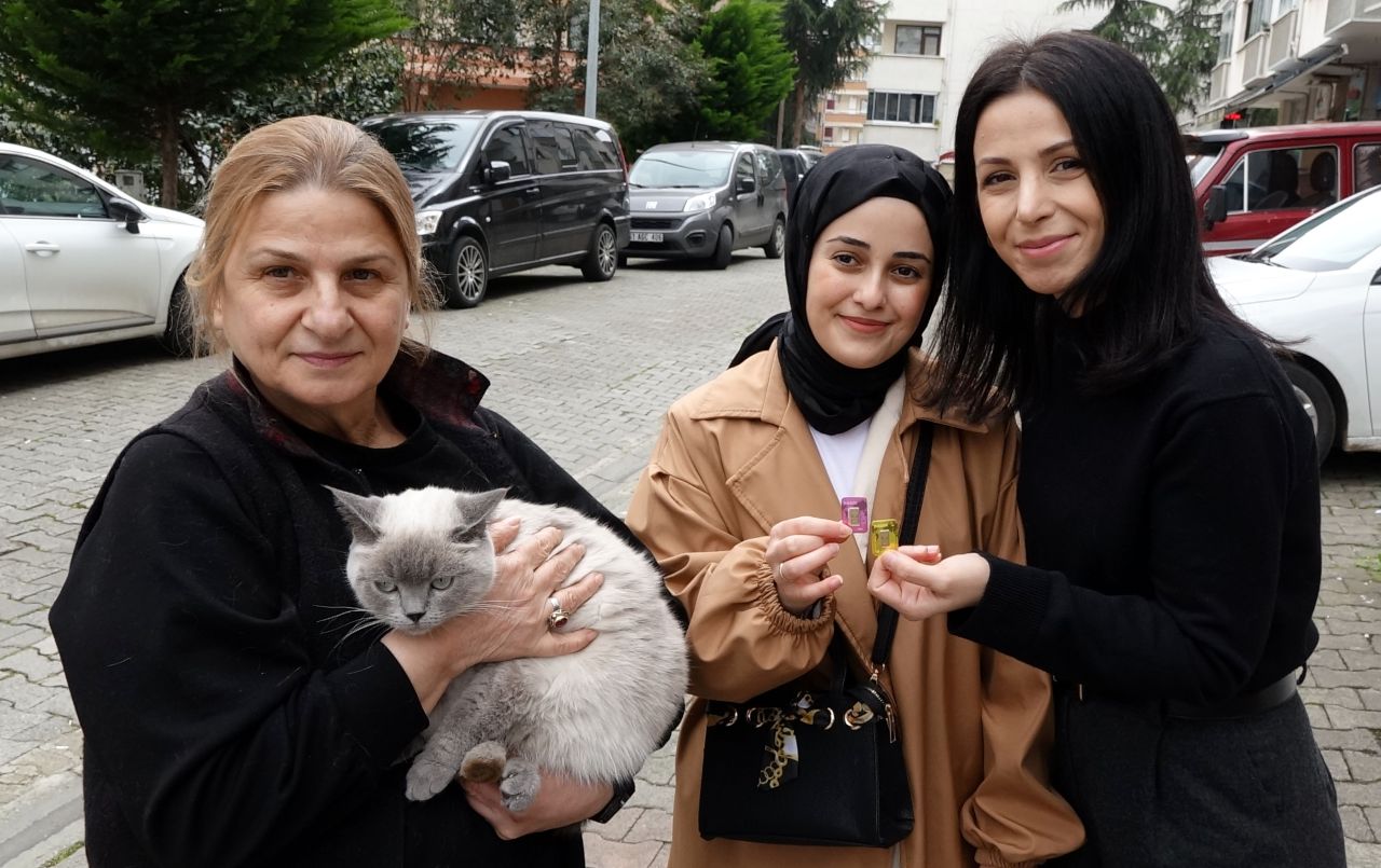 Akçaabatlı anne kız, kayıp kedileri ‘Badem’i 10 gün sonra bulanı altınla ödüllendirdi 2