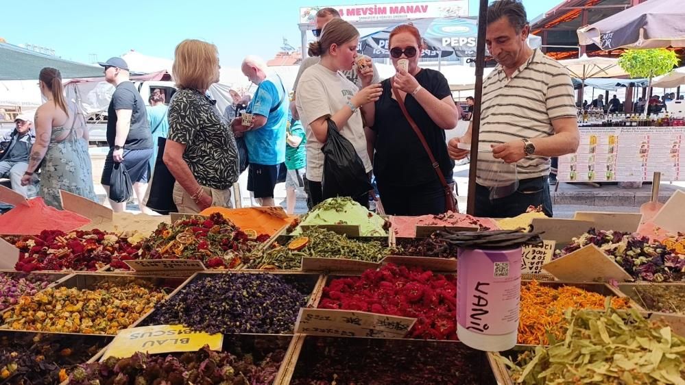 Manavgat Perşembe Pazarı’nda turist bereketi: Esnaf yeni sezondan umutlu 4