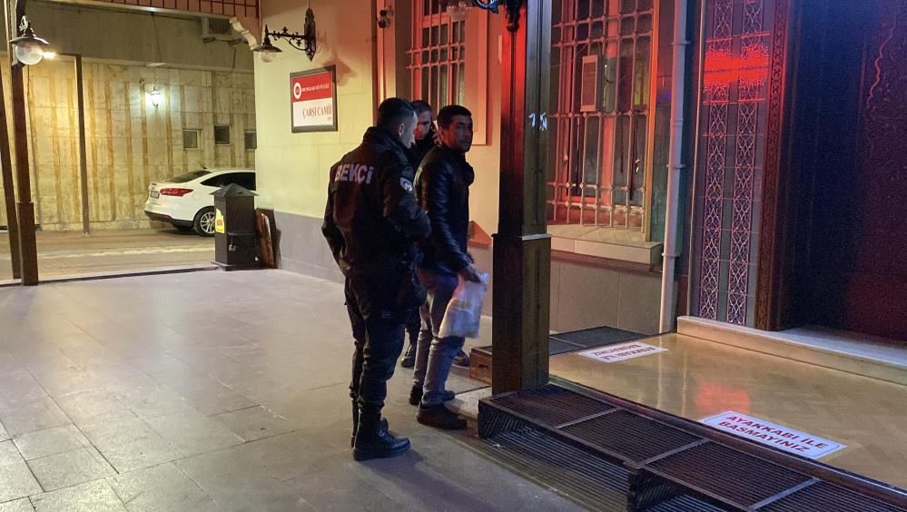 Eskişehir Çarşı Camii’nde namaz sonrası kilit dramı: Uyuyakalan adamı bekçiler kurtardı 3
