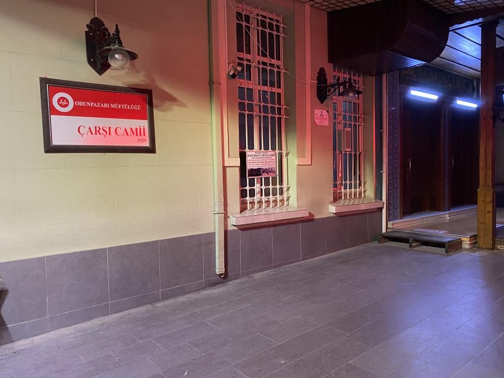 Eskişehir Çarşı Camii’nde namaz sonrası kilit dramı: Uyuyakalan adamı bekçiler kurtardı 2