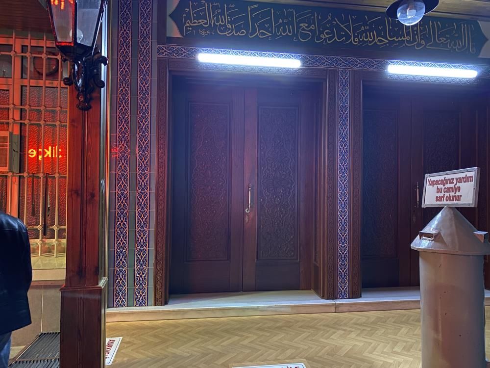 Eskişehir Çarşı Camii’nde namaz sonrası kilit dramı: Uyuyakalan adamı bekçiler kurtardı 1