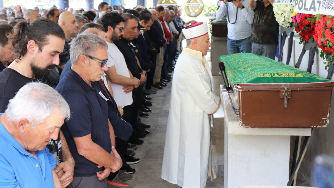 Ersun Yanal bir hafta arayla hem annesini hem babasını toprağa verdi 4