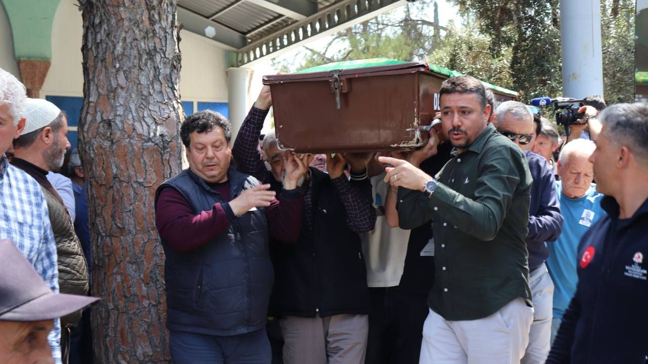 Ersun Yanal bir hafta arayla hem annesini hem babasını toprağa verdi 3