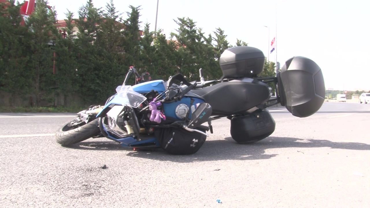Kartal’da feci kaza! Otomobil ile motosiklet çarpıştı, 1 ağır yaralı 3