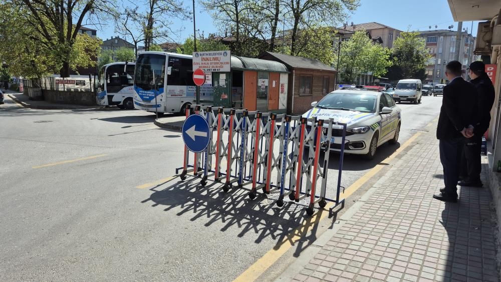 Bartın Şadırvan Caddesi’nde trafiğe kapatma denemesi: Güneşlenen genç ve top oynayan çocuklar dikkat çekti 4