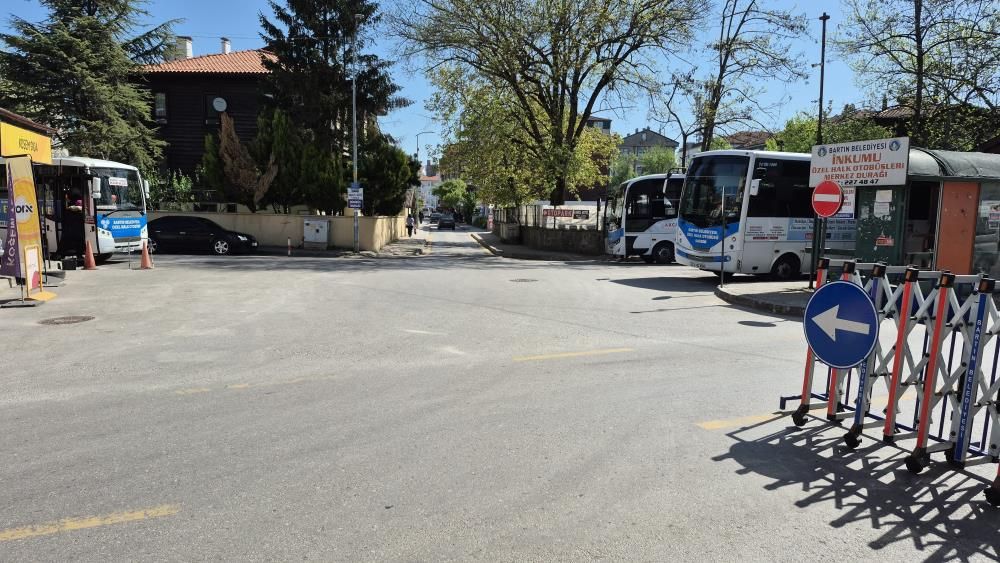 Bartın Şadırvan Caddesi’nde trafiğe kapatma denemesi: Güneşlenen genç ve top oynayan çocuklar dikkat çekti 3