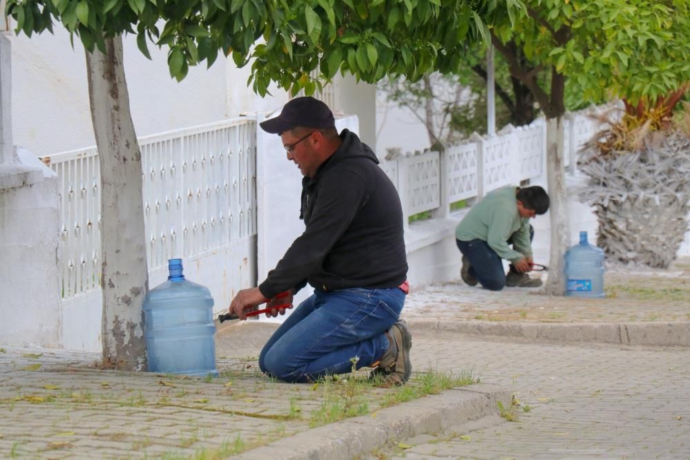 Bozdoğan’da kuraklığa karşı yenilikçi çözüm: Damacanalarla ağaçlar hayat buluyor 4