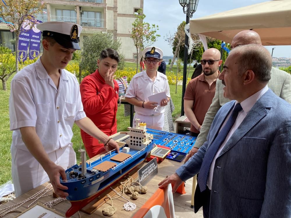 Ayvalık’ta “Kökler’den Balıkesir’e” projesi: Öğrenciler çevre ve deniz temalı eserleriyle parladı 1
