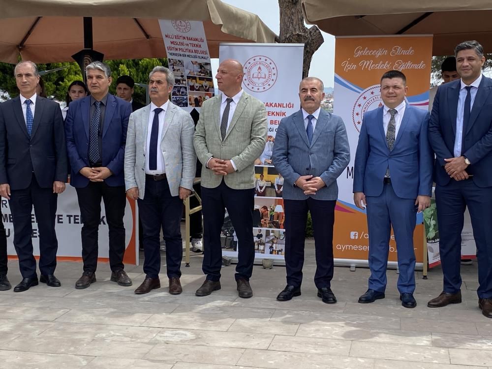 Ayvalık’ta “Kökler’den Balıkesir’e” projesi: Öğrenciler çevre ve deniz temalı eserleriyle parladı 4