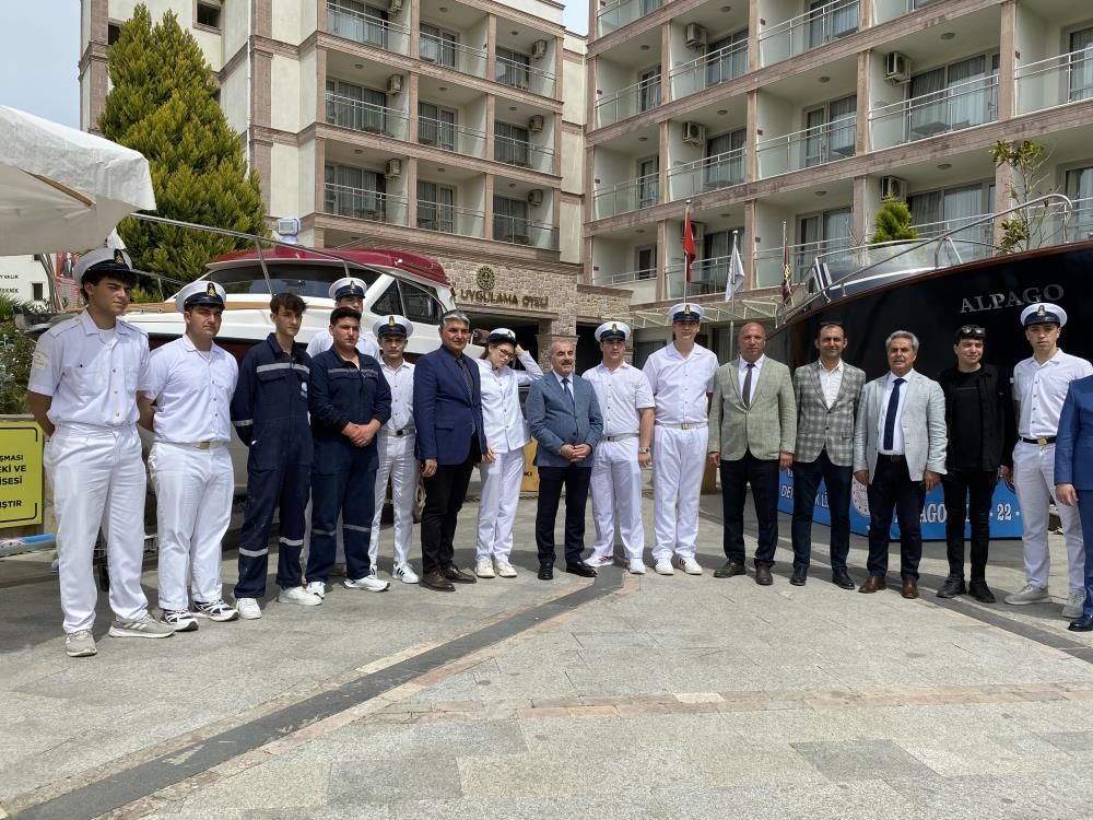 Ayvalık’ta “Kökler’den Balıkesir’e” projesi: Öğrenciler çevre ve deniz temalı eserleriyle parladı 2
