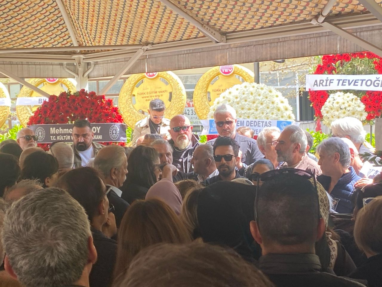 Devlet Bahçeli'den annesi vefat eden Tarkan'a başsağlığı telefonu 8