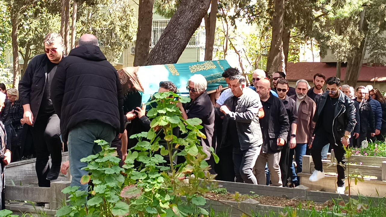 Devlet Bahçeli'den annesi vefat eden Tarkan'a başsağlığı telefonu 1