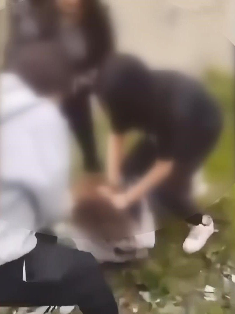 Akran zorbalığı yine kamerada! Gaziosmanpaşa'da 4 kız, arkadaşlarını evire çevire dövdü, saçlarını koparttı 2
