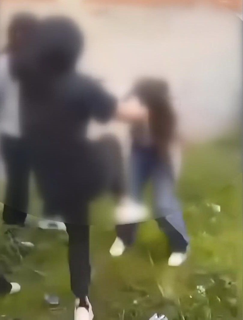 Akran zorbalığı yine kamerada! Gaziosmanpaşa'da 4 kız, arkadaşlarını evire çevire dövdü, saçlarını koparttı 3