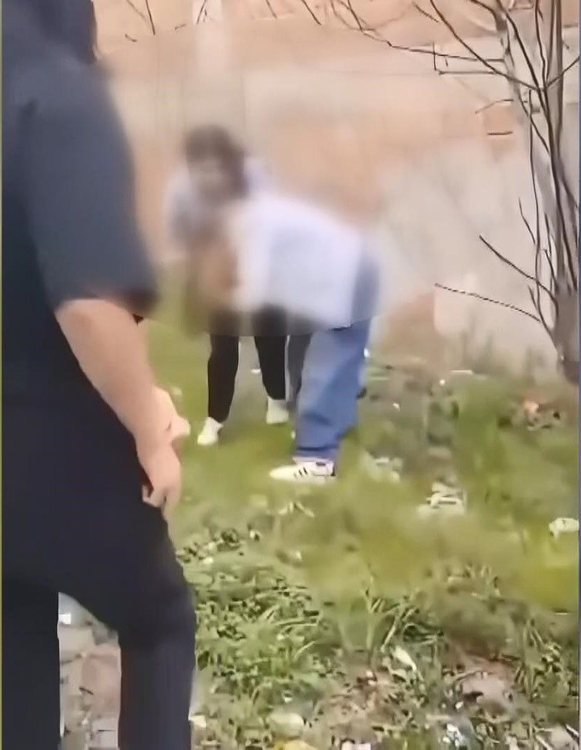 Akran zorbalığı yine kamerada! Gaziosmanpaşa'da 4 kız, arkadaşlarını evire çevire dövdü, saçlarını koparttı 4