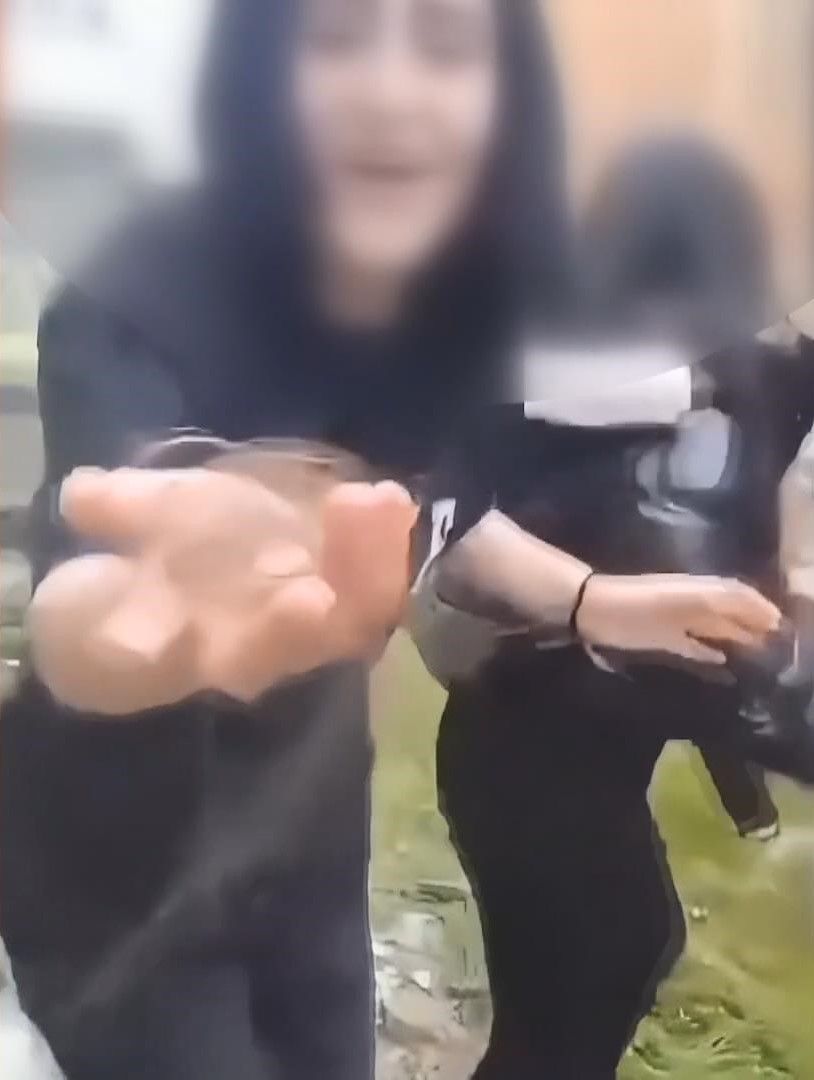 Akran zorbalığı yine kamerada! Gaziosmanpaşa'da 4 kız, arkadaşlarını evire çevire dövdü, saçlarını koparttı 1