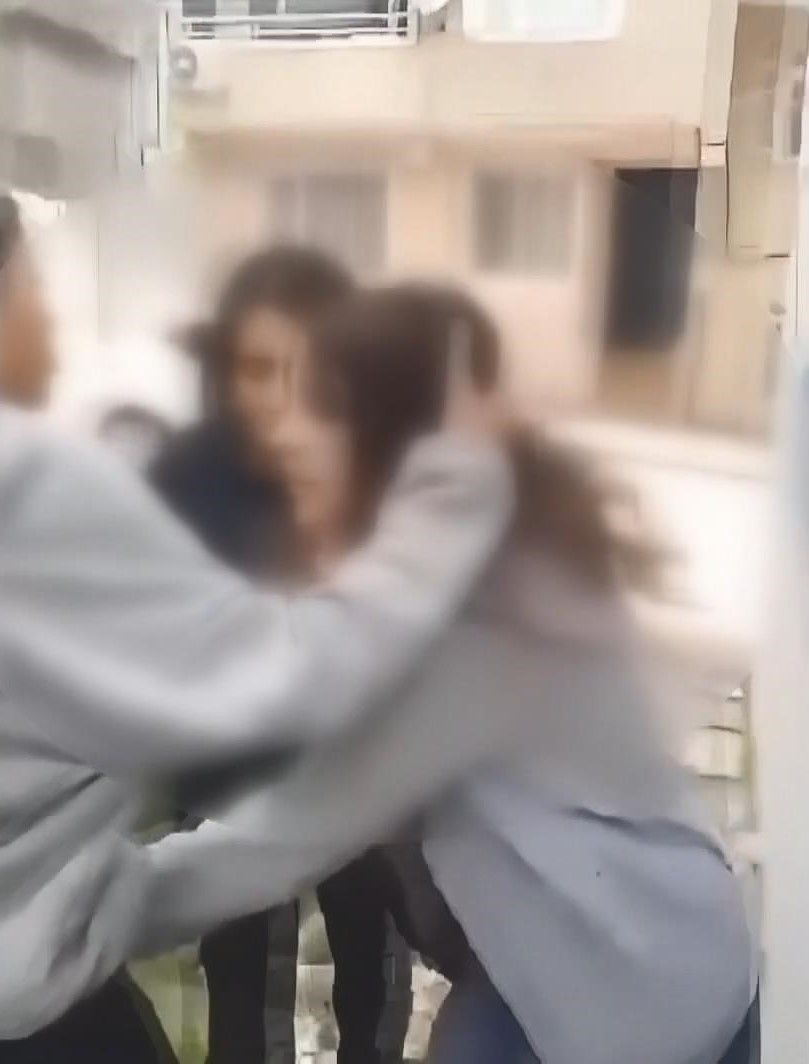 Akran zorbalığı yine kamerada! Gaziosmanpaşa'da 4 kız, arkadaşlarını evire çevire dövdü, saçlarını koparttı 6