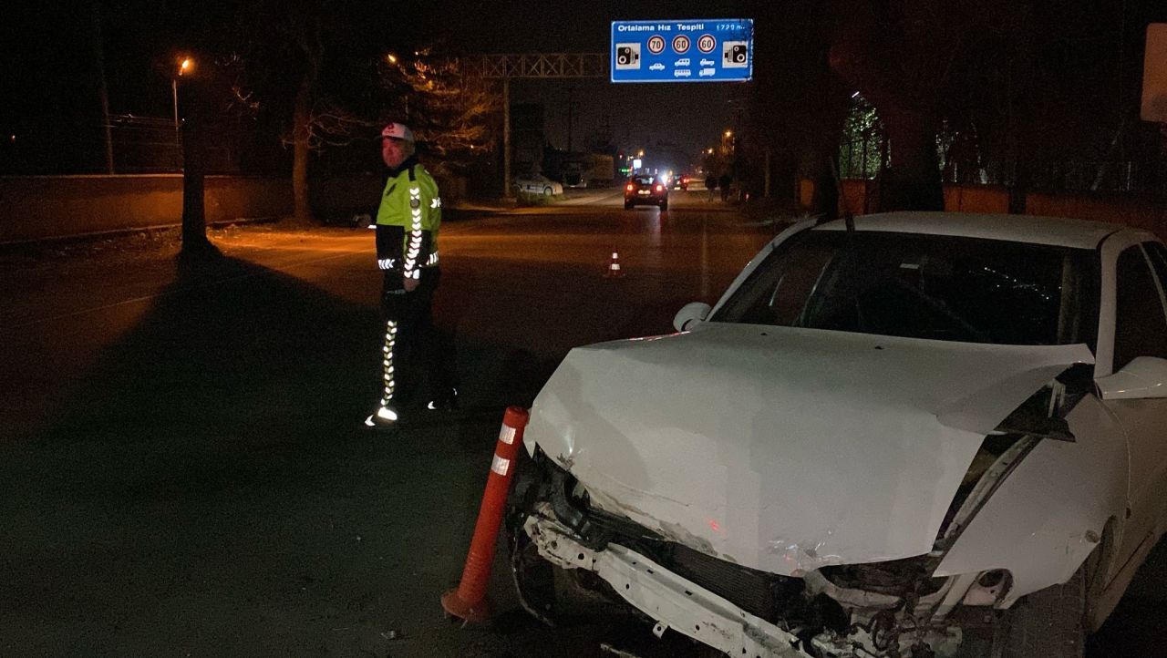 Kontrolden çıkan otomobil beton duvara çarptı! 1 kişi yaralandı 1