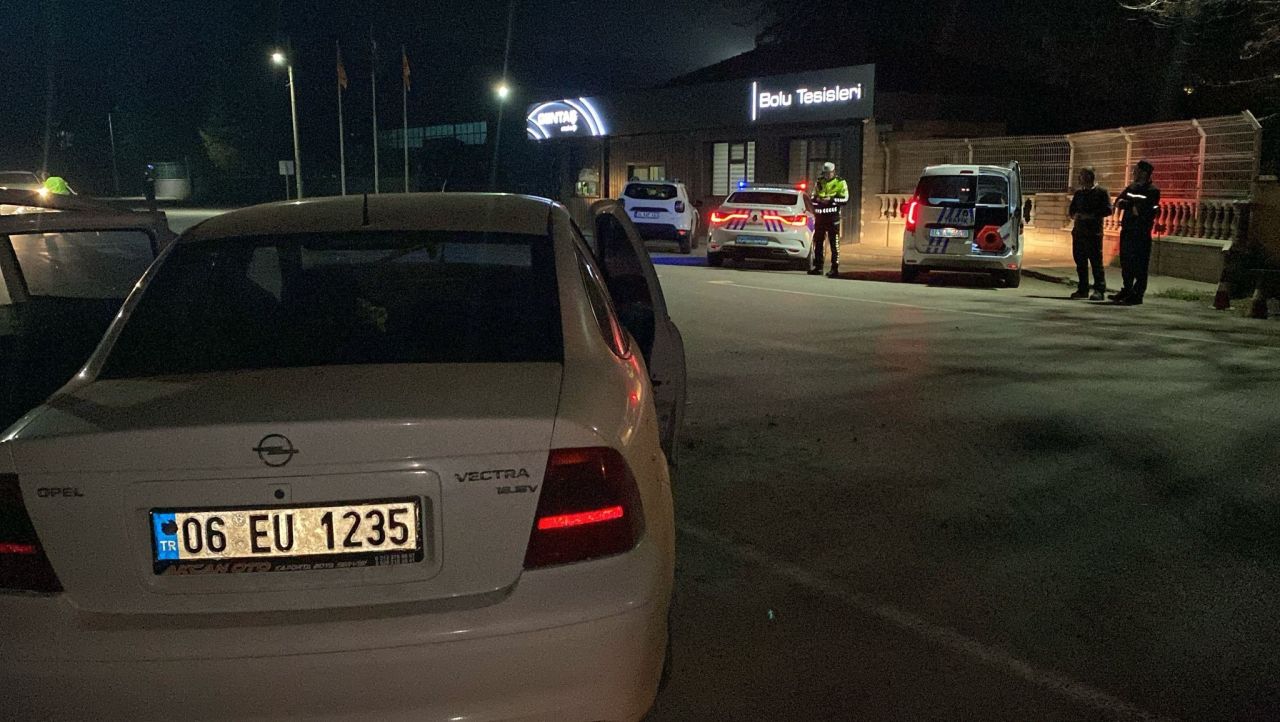 Kontrolden çıkan otomobil beton duvara çarptı! 1 kişi yaralandı 2