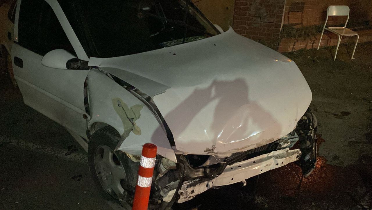 Kontrolden çıkan otomobil beton duvara çarptı! 1 kişi yaralandı 4