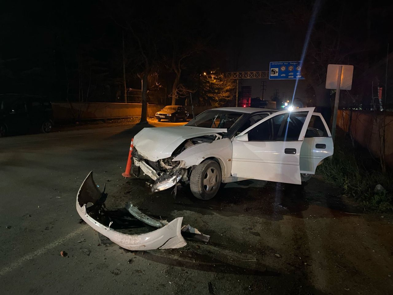 Kontrolden çıkan otomobil beton duvara çarptı! 1 kişi yaralandı 5
