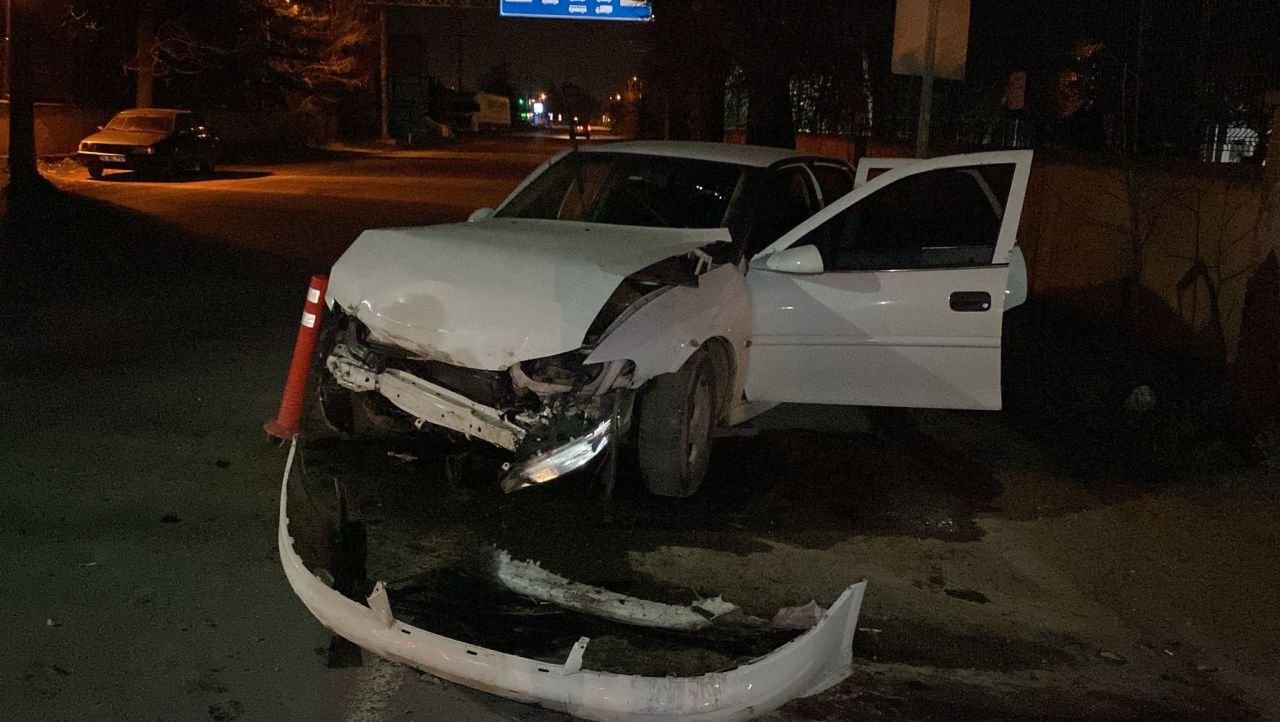 Kontrolden çıkan otomobil beton duvara çarptı! 1 kişi yaralandı 6