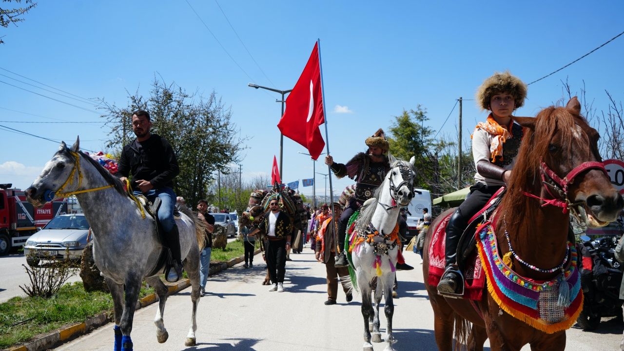 Burdur’da Yörük Şenliği coşkusu: Davullar çaldı, keşkekler dövüldü 6