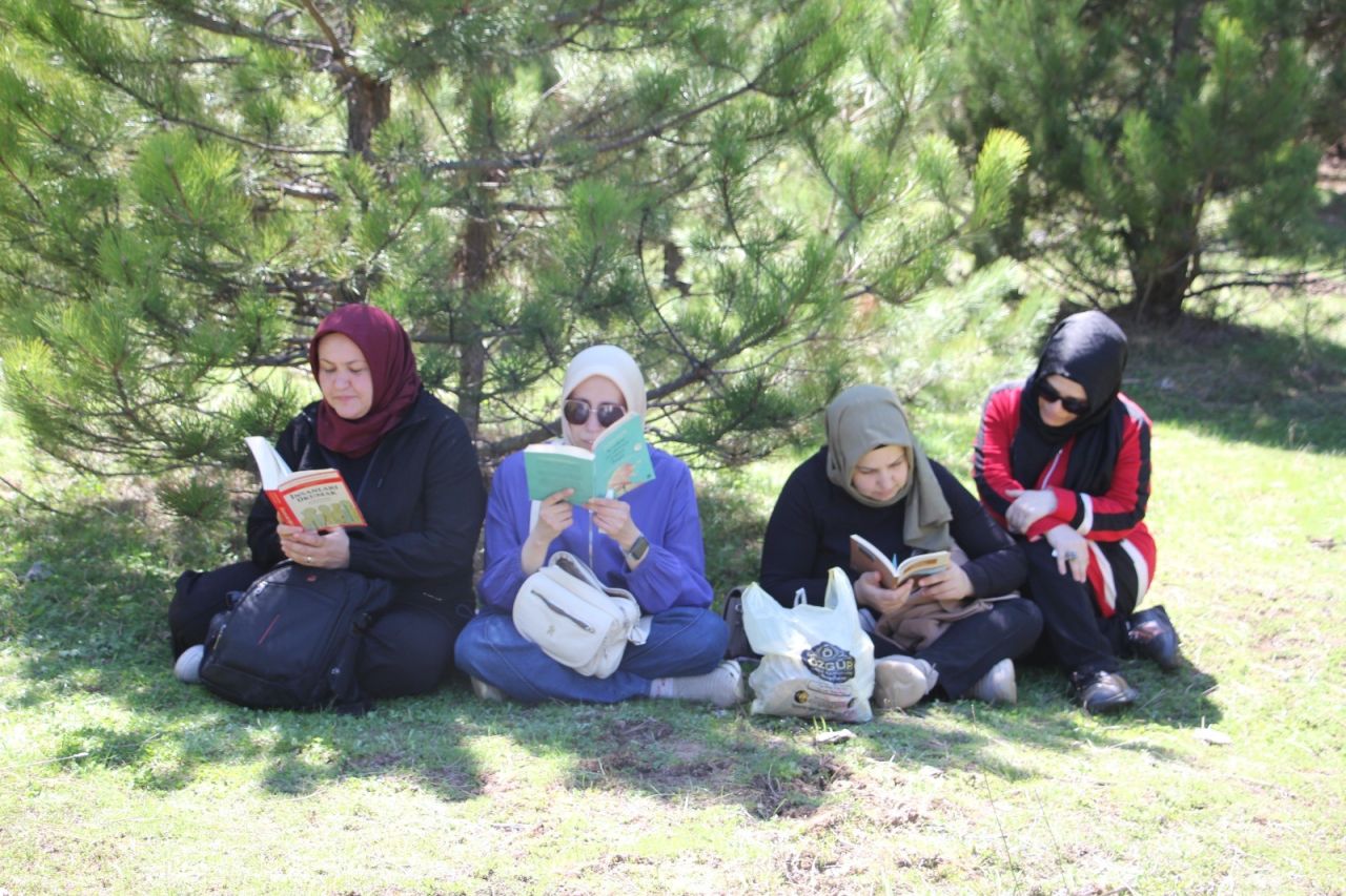 Konya’da “doğada okuyorum” etkinliği! Kitap sevgisi doğayla buluştu 1