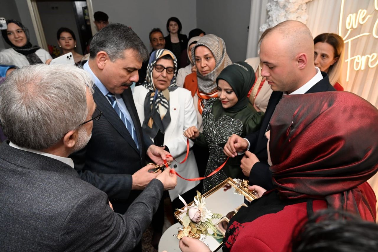Erzurum’da duygusal nişan! Vali Çiftçi, yetim Buse’nin yanında oldu 1