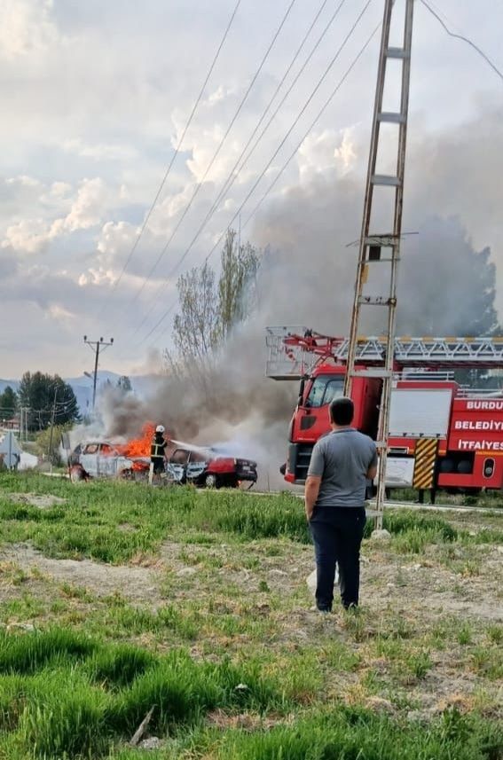 Burdur’da feci kaza! Kafa kafaya çarpışan araçlar alev aldı! 1 ölü, 4 yaralı 1
