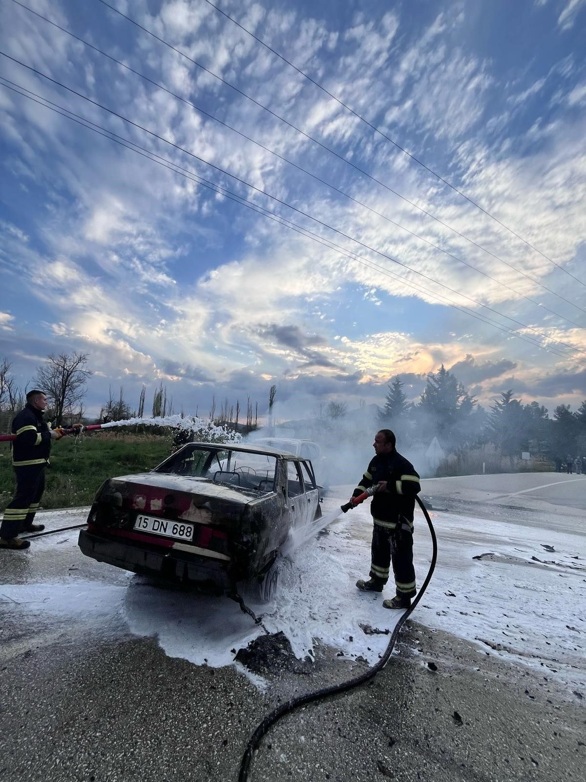 Burdur’da feci kaza! Kafa kafaya çarpışan araçlar alev aldı! 1 ölü, 4 yaralı 2