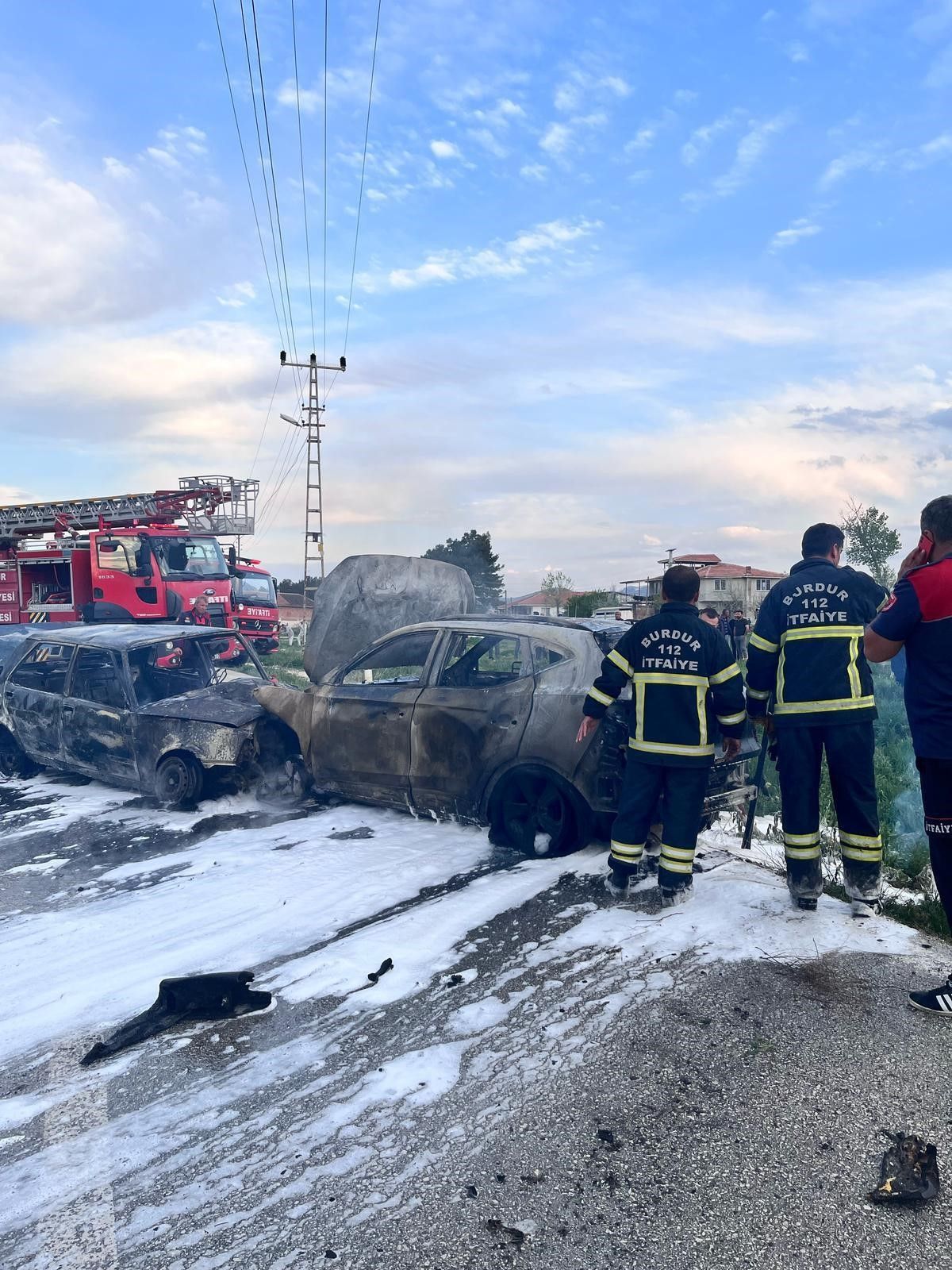 Burdur’da feci kaza! Kafa kafaya çarpışan araçlar alev aldı! 1 ölü, 4 yaralı 3