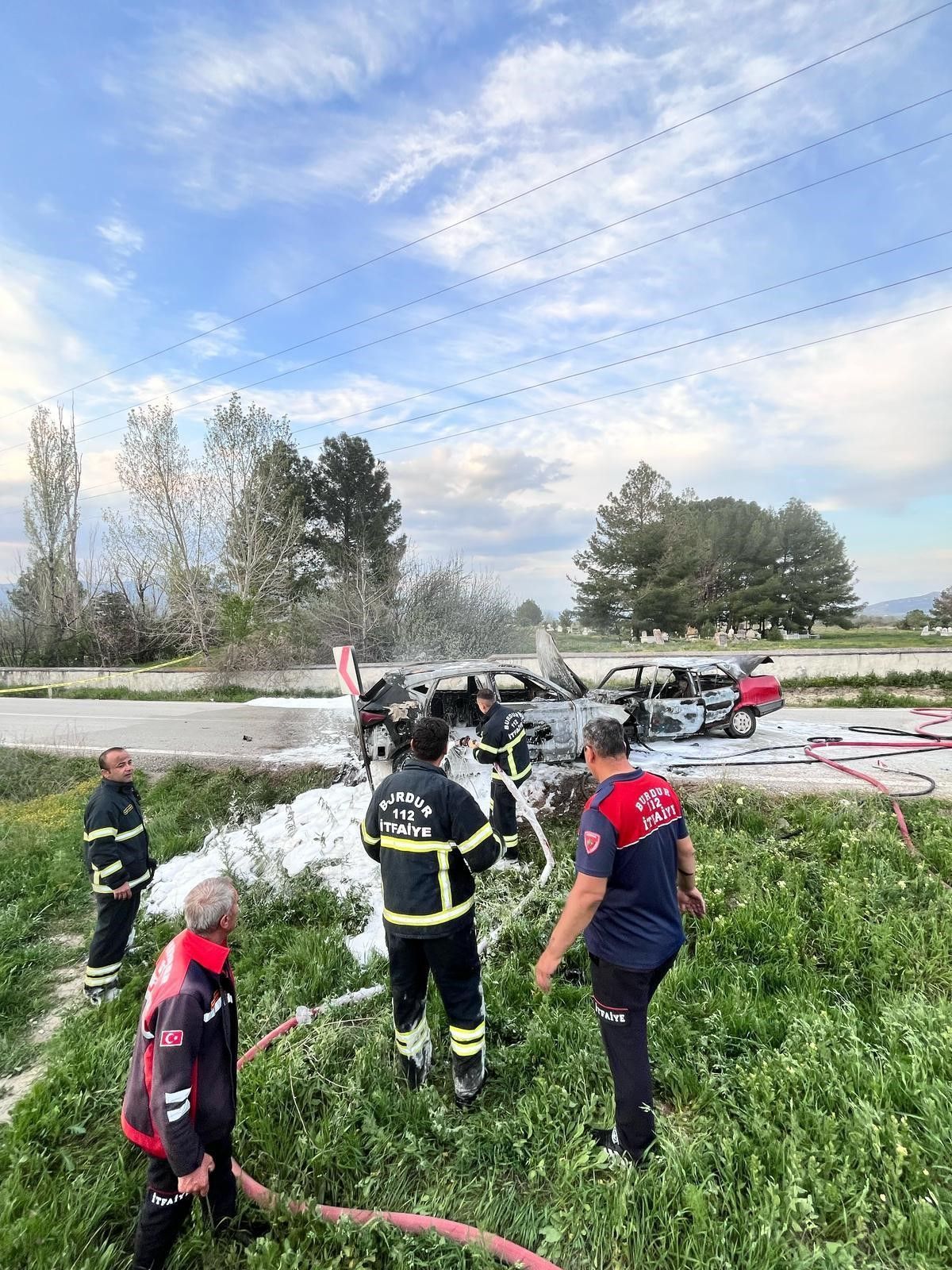 Burdur’da feci kaza! Kafa kafaya çarpışan araçlar alev aldı! 1 ölü, 4 yaralı 4