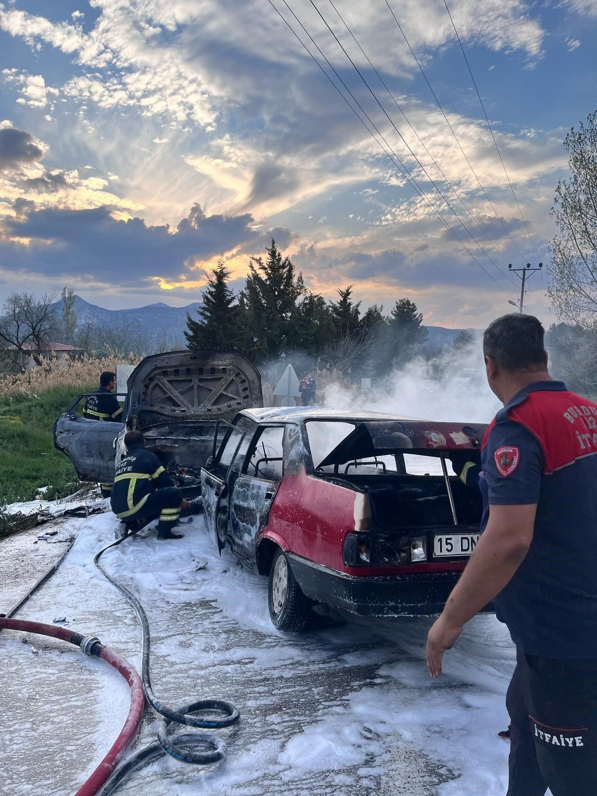 Burdur’da feci kaza! Kafa kafaya çarpışan araçlar alev aldı! 1 ölü, 4 yaralı 5