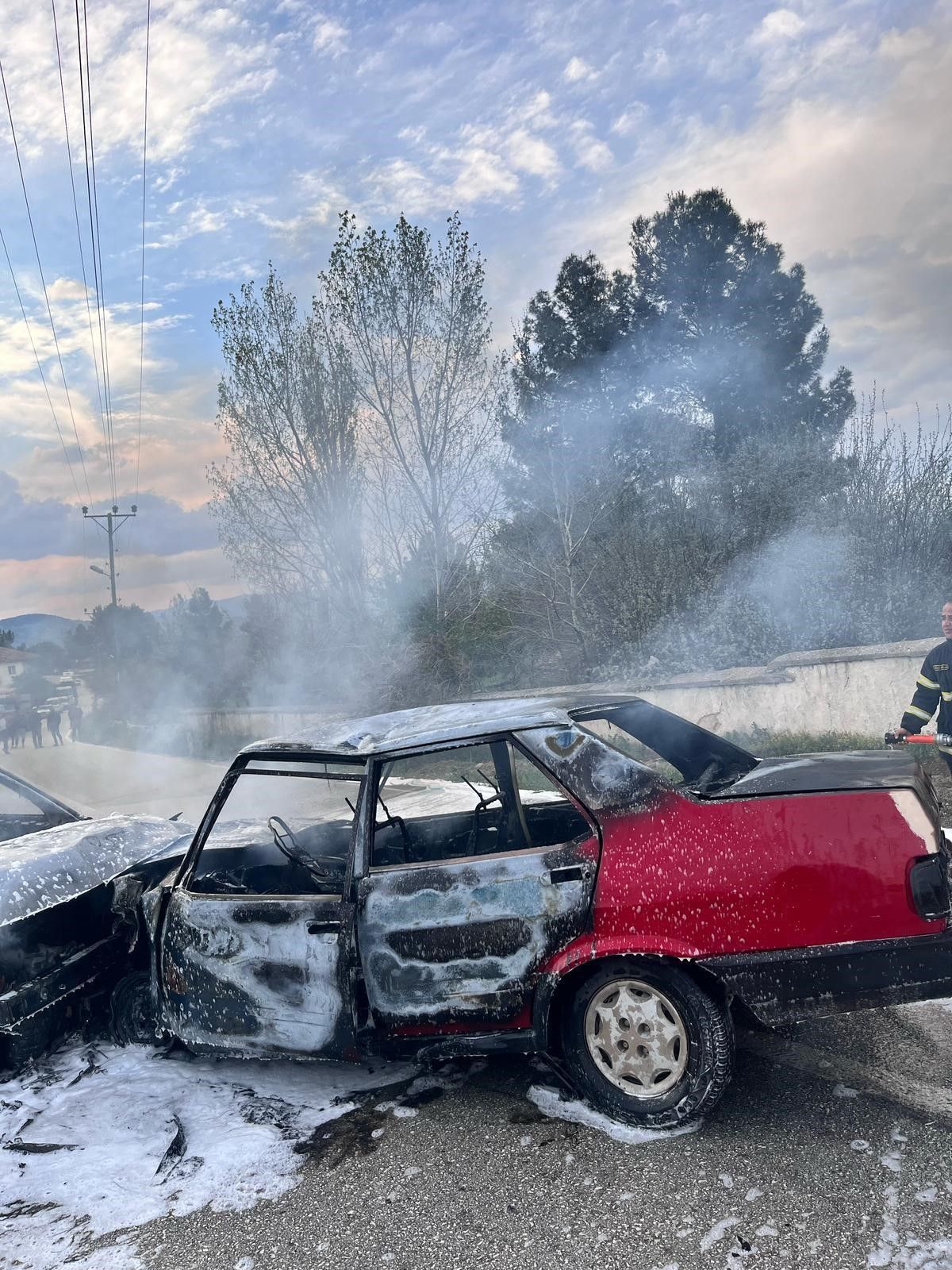 Burdur’da feci kaza! Kafa kafaya çarpışan araçlar alev aldı! 1 ölü, 4 yaralı 7