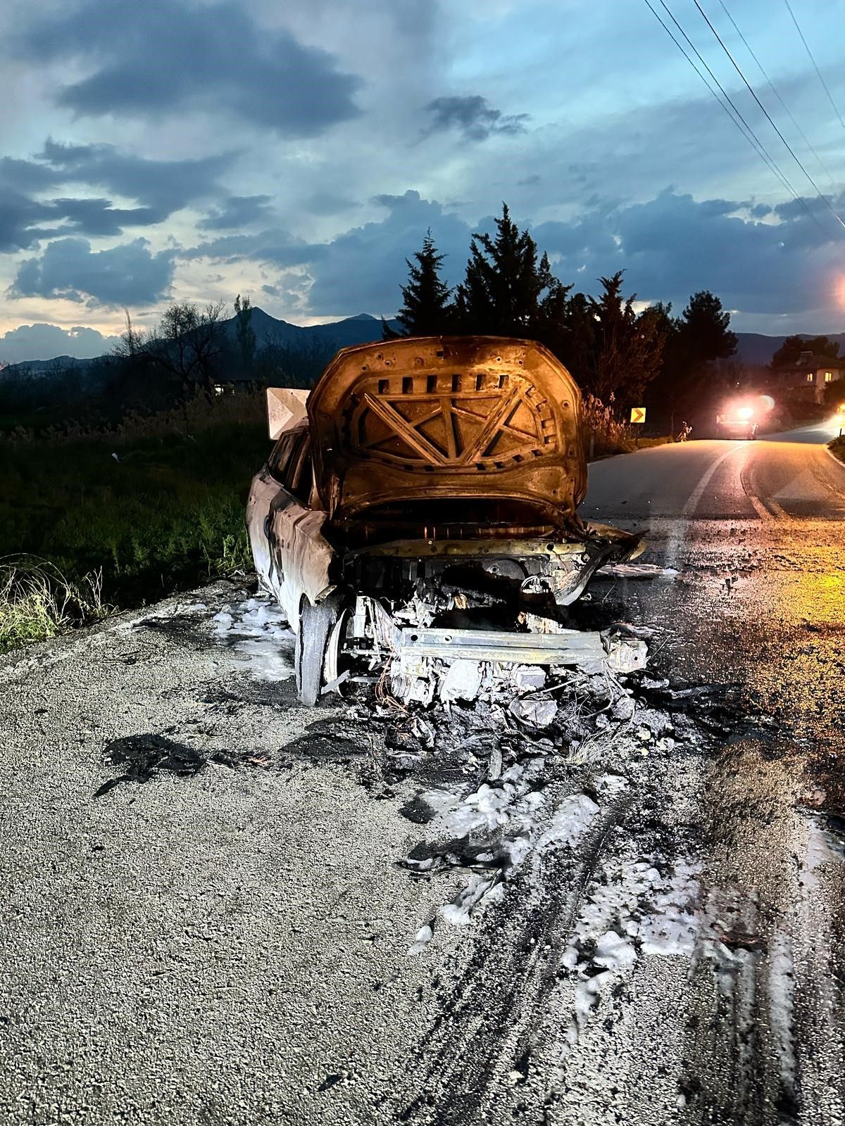Burdur’da feci kaza! Kafa kafaya çarpışan araçlar alev aldı! 1 ölü, 4 yaralı 9