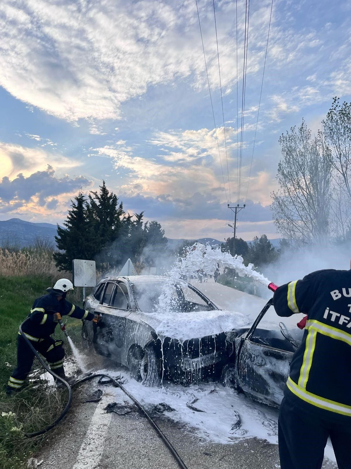 Burdur’da feci kaza! Kafa kafaya çarpışan araçlar alev aldı! 1 ölü, 4 yaralı 12
