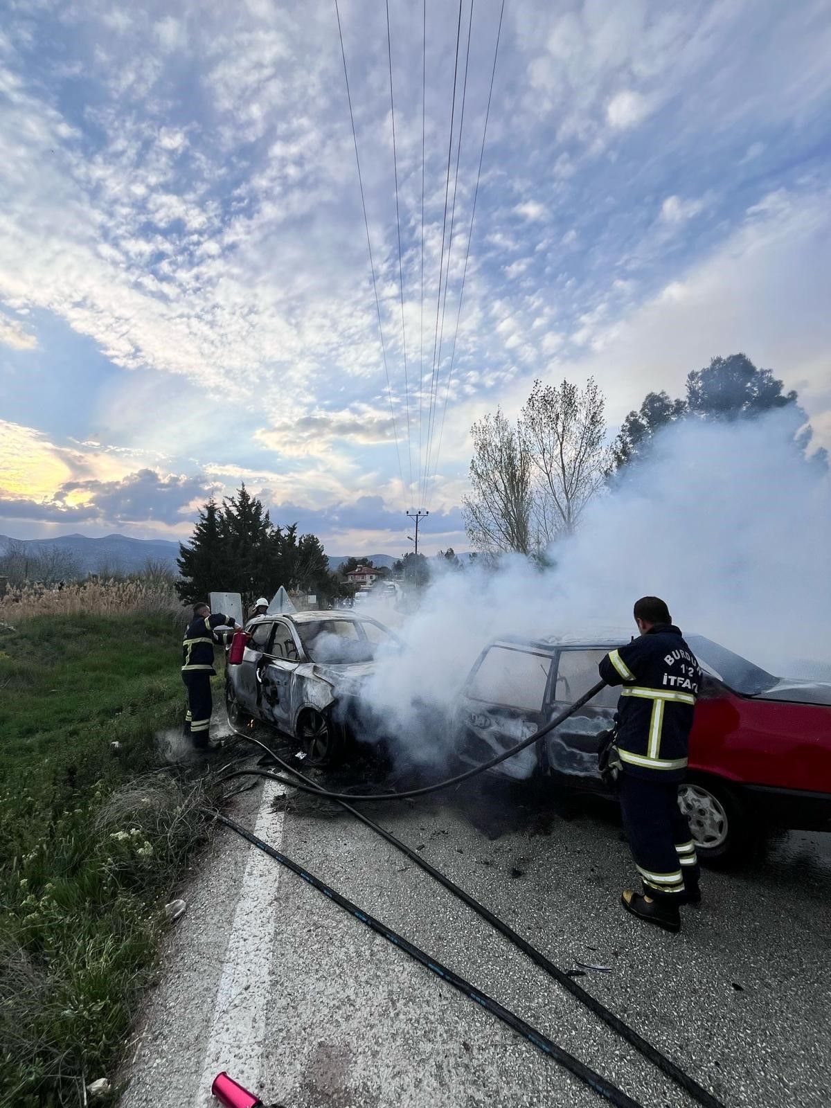 Burdur’da feci kaza! Kafa kafaya çarpışan araçlar alev aldı! 1 ölü, 4 yaralı 13